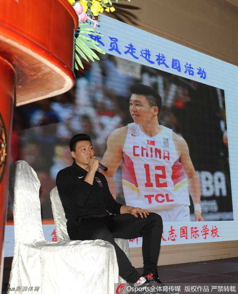 焦作勒布朗的校园柔情:李根与孩子们共享篮球时光 李根张开双臂,像保护幼崽的雄鹰一样,将一大群孩子拢在身旁。孩子们紧紧簇拥着他,每一张稚嫩的脸上都绽放着灿烂的笑容,镜头定格了这一刻篮球队长与他的“小小队员们”的温馨合影。