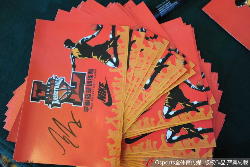 焦作勒布朗的校园柔情:李根与孩子们共享篮球时光 李根俯身接过孩子们递来的明信片,嘴角上扬露出标志性的憨厚笑容,眼神里满是惊喜与宠溺,仿佛看到了儿时那个追着大哥哥索要签名的自己。