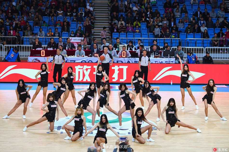 伴随着动感十足的音乐，同曦啦啦队的宝贝们单膝跪地，以充满力量的起手式瞬间抓住了全场观众的目光，青春的活力在这一刻迸发。
