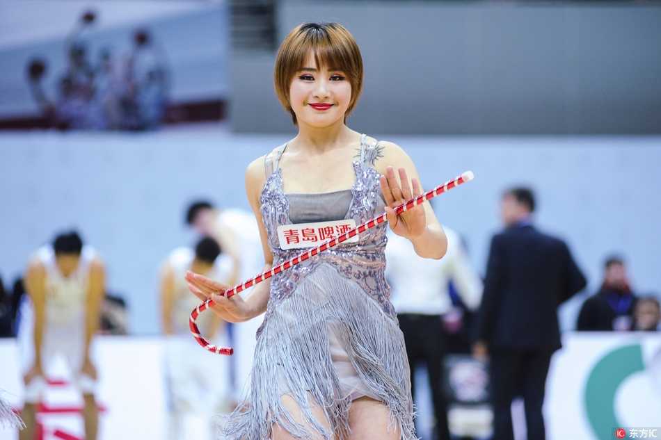 燃情手杖舞点燃金陵夜,肯帝亚宝贝演绎别样篮球风 领舞的宝贝眼神专注而灵动,手中的手杖在她身畔划出优雅的弧线,身后的队友们则以整齐的队列和统一的舞姿,营造出极具层次感的舞台效果,尽显团队默契。