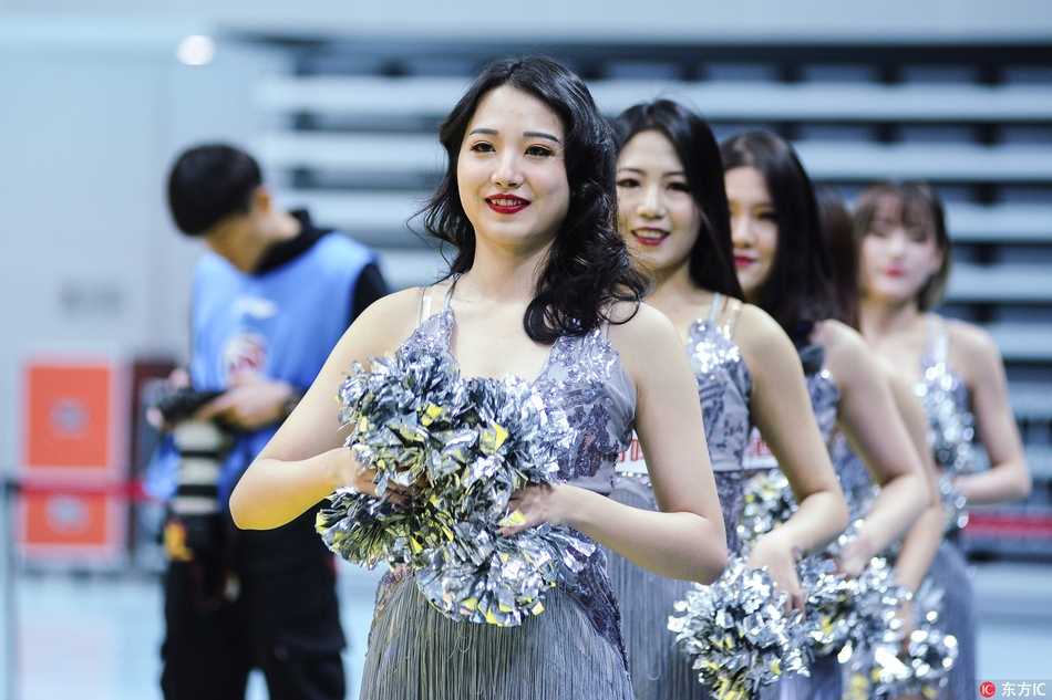 燃情手杖舞点燃金陵夜,肯帝亚宝贝演绎别样篮球风 表演进入高潮,所有宝贝一齐将手杖高高抛起又稳稳接住,这一高难度动作引得全场惊呼。她们脸上洋溢的灿烂笑容,比场内的灯光更加耀眼夺目。