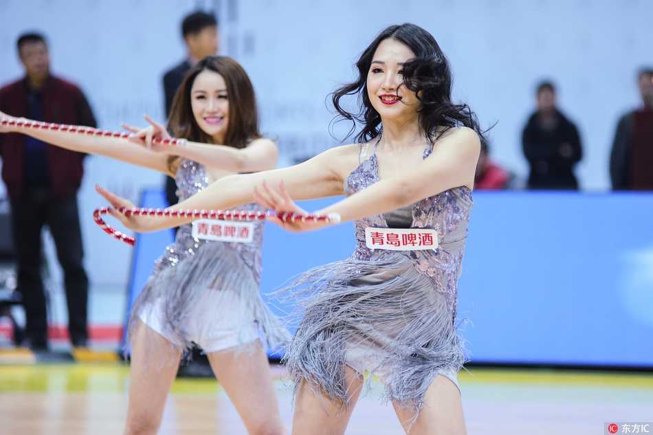 燃情手杖舞点燃金陵夜,肯帝亚宝贝演绎别样篮球风 近景镜头下,宝贝们甜美可爱的面容与酷炫的手杖形成鲜明对比,飞扬的发丝和自信的眼神里,写满了属于篮球宝贝的青春活力与专业素养。