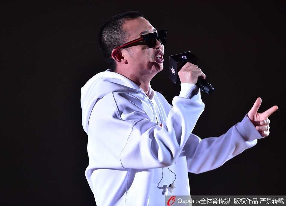 燃爆鹏城,江湖再现:嘻哈侠GAI与CBA全明星的跨界狂欢 易建联在深圳主场高高跃起,如一架轰炸机般完成单手劈扣,全场球迷瞬间沸腾,仿佛看到了那个从深圳体校走出的少年,历经千帆归来仍是顶梁柱。