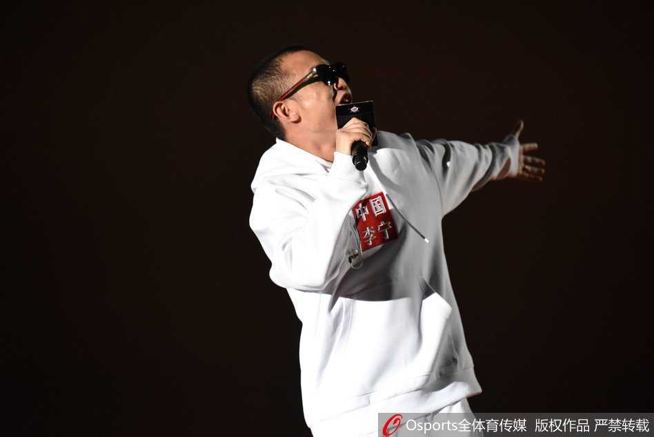 燃爆鹏城,江湖再现:嘻哈侠GAI与CBA全明星的跨界狂欢 星锐赛上,年轻的球员们肌肉碰撞、挥汗如雨,清华大学与职业新锐的交锋火花四溅,这是校园篮球与职业篮球的一次意义非凡的握手与对话。