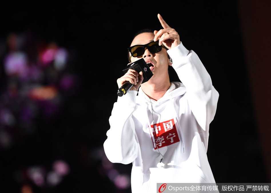 燃爆鹏城,江湖再现:嘻哈侠GAI与CBA全明星的跨界狂欢 人气偶像李易峰现身看台,露出阳光帅气的笑容,他不仅是全明星赛的颜值担当,更是丁彦雨航的忠实粉丝,跨界联动让篮球之夜星光熠熠。