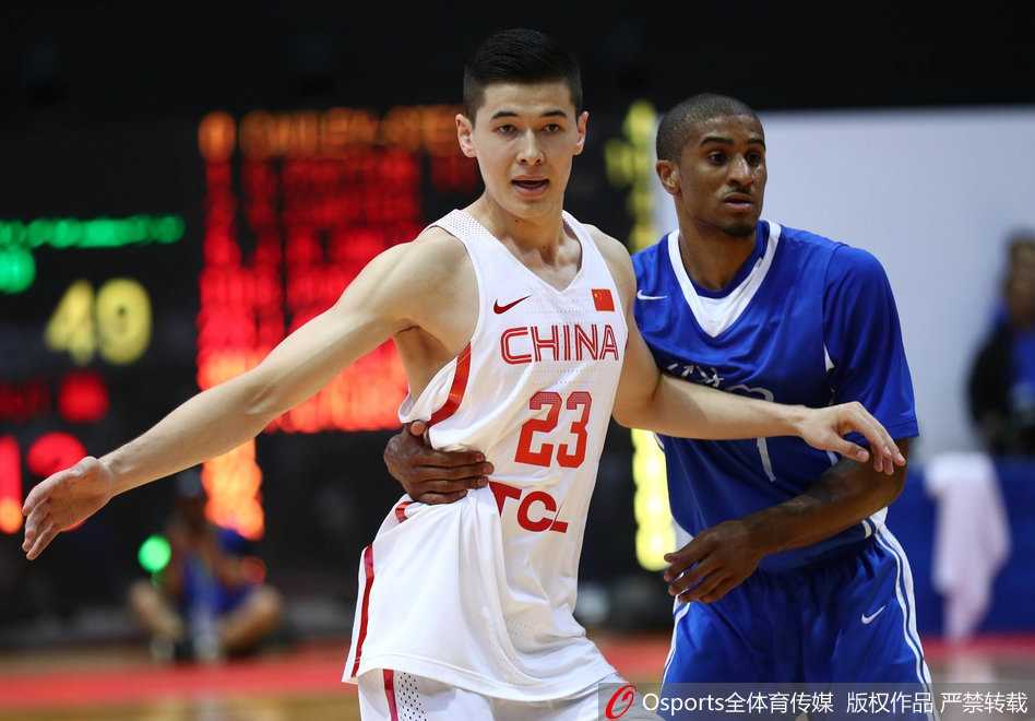 姚基金创始人姚明在场边露出慈父般的笑容，注视着球场上奔跑的孩子们，这是他对篮球慈善十年坚守的最好回报