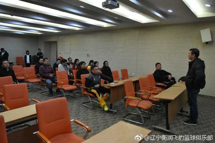 费沃斯在爵士主场如野兽出笼般完成单手劈扣，篮筐在他面前仿佛都在颤抖。