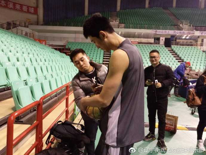 卢比奥像一阵西班牙旋风疾速突破，长发飘逸间撕破了快船看似坚固的外围防线。