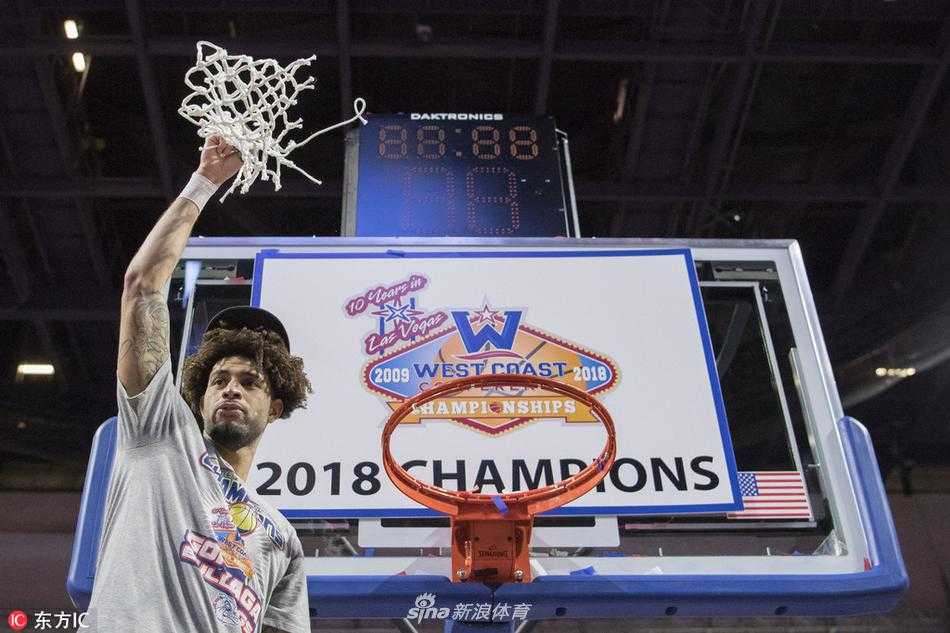 胜利的狂欢时刻，冈萨加大学的球员们在中圈紧紧相拥，仿佛要将整个赛季的努力都揉进这个拥抱里。紫色的夺冠帽子还未来得及戴正，脸上的笑容与激动的汗水交织，背景的彩带如同他们辉煌战绩的碎片，漫天飞舞。