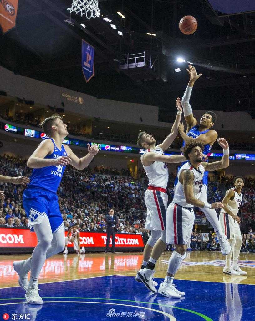 比赛最后时刻，杨百翰大学的替补席上，球员们神情落寞。一名球员手托下巴，目光呆滞地望着球场，白色的毛巾无力地搭在肩上。紫色的彩带在他们身后飘落，那是属于胜利者的背景，却映衬出他们此刻的失落与不甘。