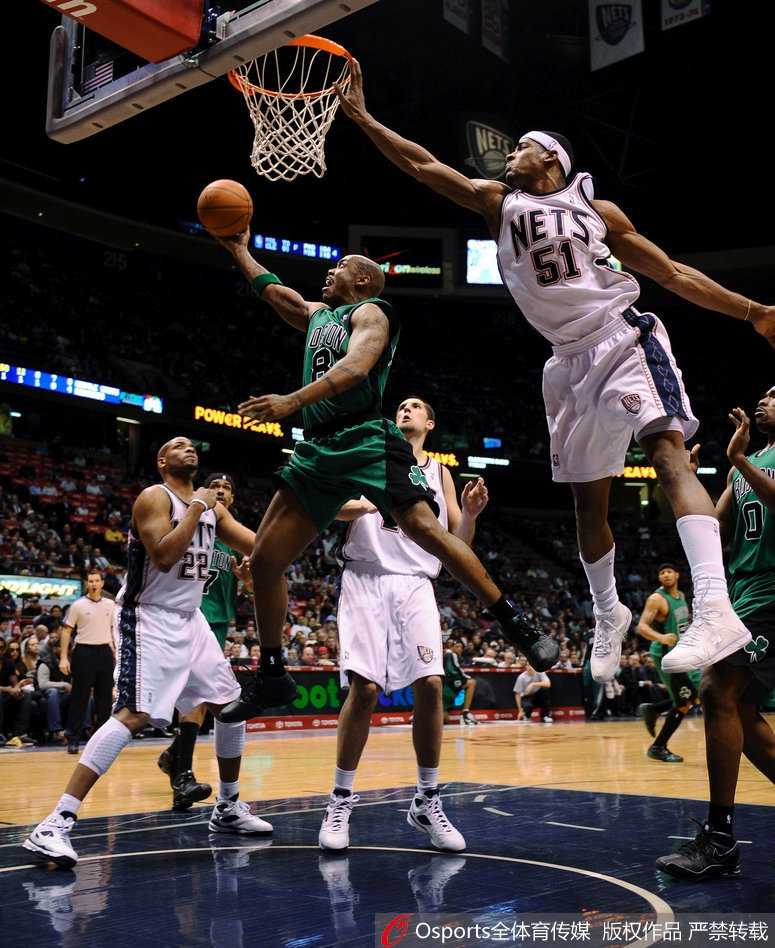 身披新泽西篮网队战袍的马布里在面对亚特兰大老鹰的比赛中，以一记极其坚决的突破撕裂防线。他的眼神中透露出不甘与倔强，在篮网的岁月里，他场均数据虽升至生涯巅峰，却始终无法带队在季后赛走得更远，个人英雄主义的色彩在此刻显得格外鲜明。