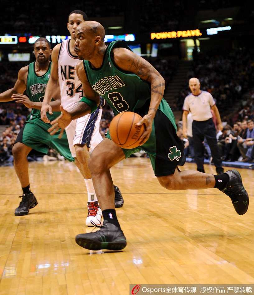 在1996年选秀大会上，年轻的马布里难掩青涩与兴奋，他与时任NBA总裁大卫·斯特恩握手致意，身后是那片即将被他掀起风浪的篮球海洋。作为96黄金一代的四号秀，他的传奇从这一刻正式起航。