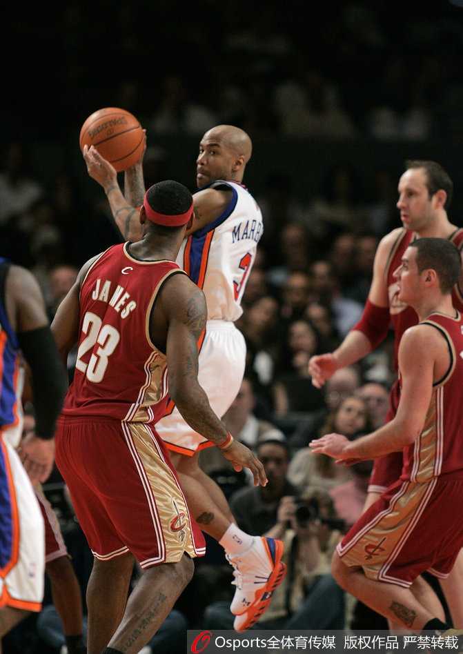 代表纽约尼克斯出战的马布里在防守中飞身救球，不惜体力地冲向场边的座椅。即便在纽约那段灰暗的岁月里，他骨子里对胜利的渴望和对比赛的投入也从未真正消失，只是这一切最终被巨大的舆论压力和球队内部矛盾所淹没。