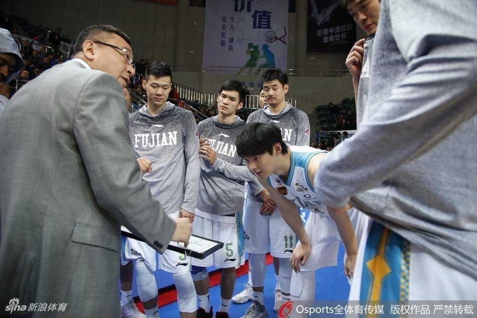 深圳外援萨林杰在福建队内线群中高高跃起，单手持球准备暴扣，王哲林奋力回防却已鞭长莫及。