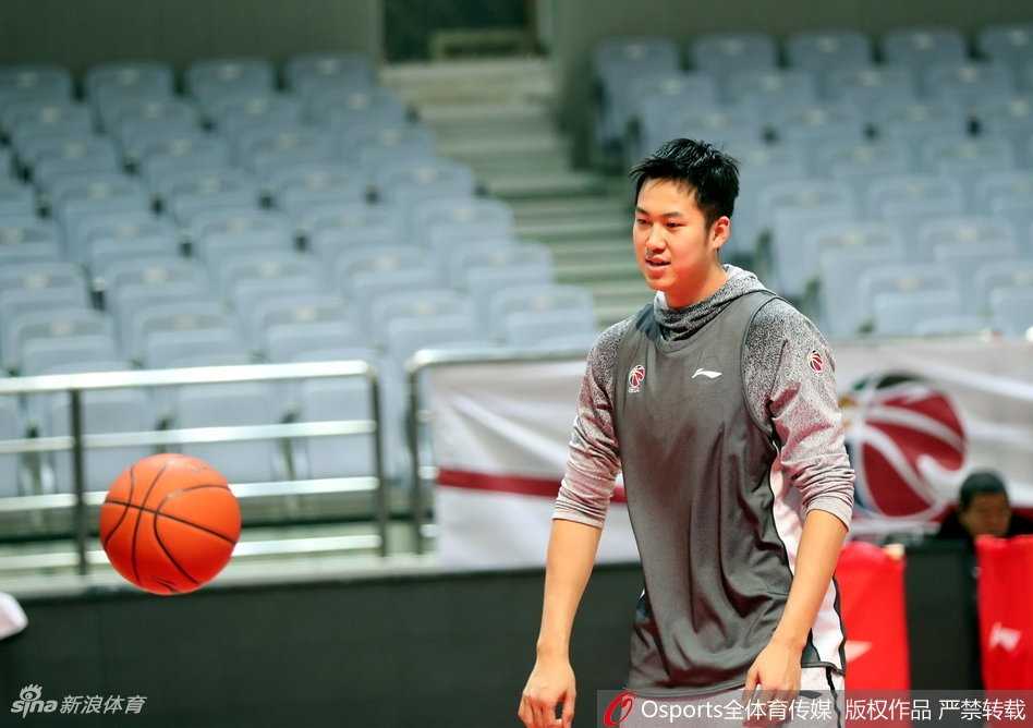 训练结束时，王治郅面带微笑，与身边的球员击掌鼓励。那笑容里，有对后辈的期许，也有对篮球未来的无限憧憬，仿佛八一的精神正在这掌心的温度中悄然传递。