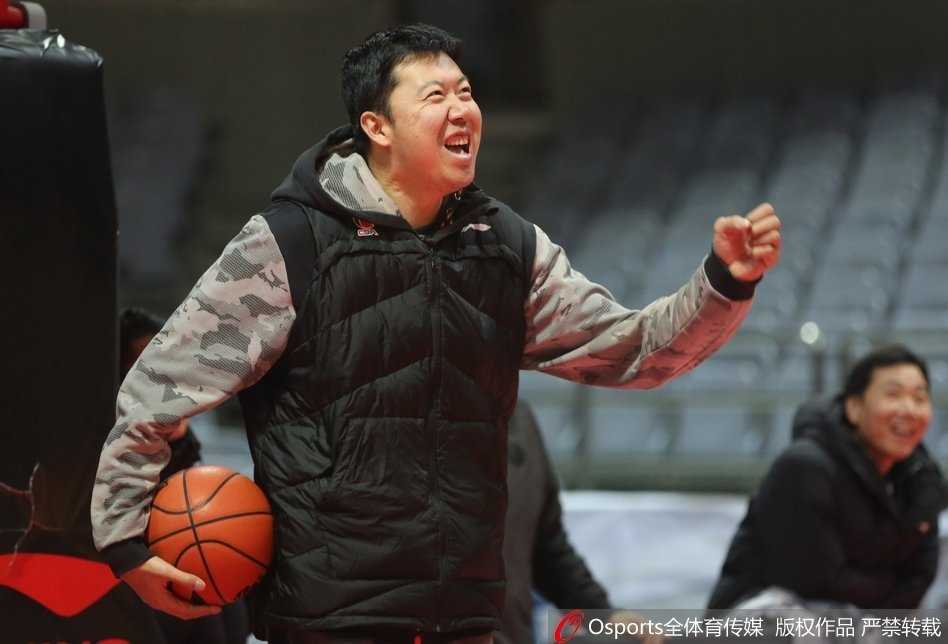 八一队员在训练中奋力防守，眼神中透露出专注和坚定的斗志。