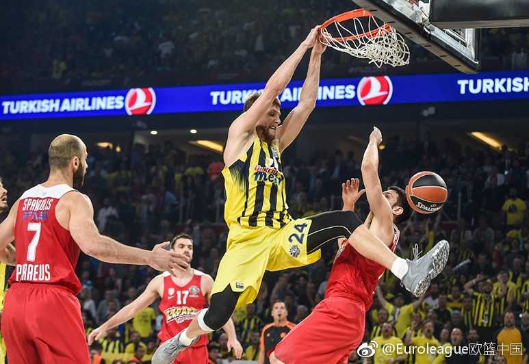 博格丹·博格达诺维奇神情专注，运球观察队友跑位，这位才华横溢的射手全场贡献17分，是费内巴切夺冠之路上不可或缺的火力点。