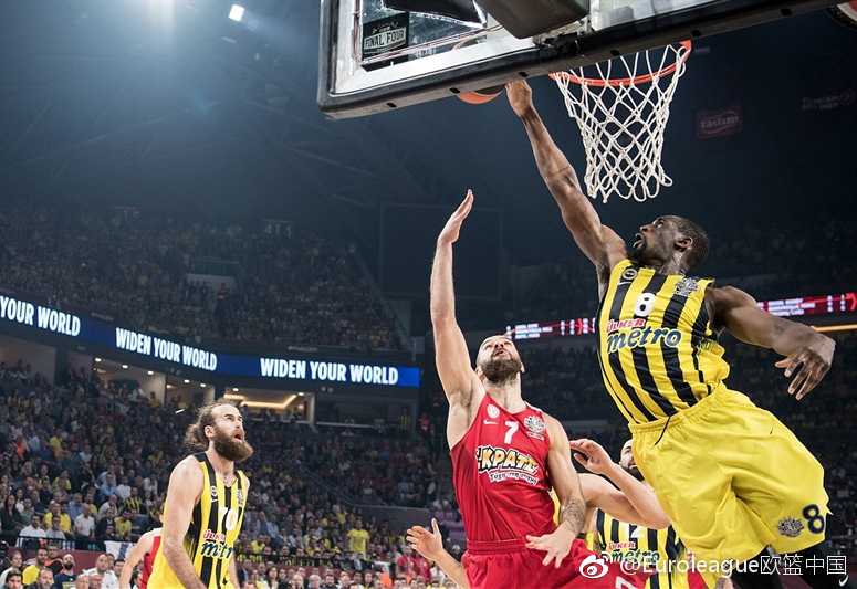 夺冠后的费内巴切球员们紧紧相拥，金色的纸屑从天而降，映衬着他们激动的面庞，此刻，他们创造了土耳其篮球的历史，登上了欧洲之巅。