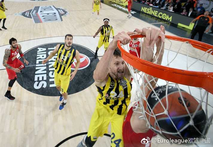 费内巴切球员简·维塞利如雄鹰展翅，开场便以一记势大力沉的空中接力反扣，点燃了整座球馆的激情，为这场史诗决赛奏响了最强音。