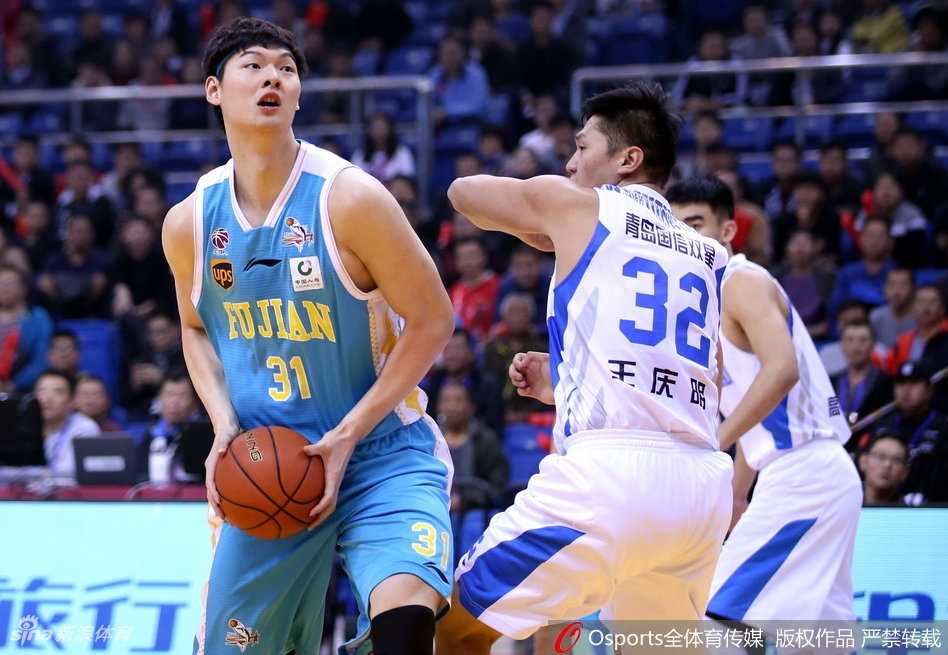 青岛队外援吉布森面对福建队的多人包夹，如同猎豹般敏捷地突破防线，强行杀入禁区，在对抗中试图完成高难度上篮。