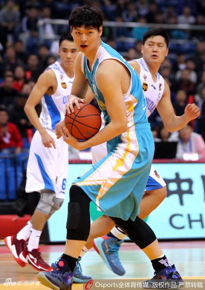 福建外援史密斯运球如风，急速推进至前场，面对青岛队的防守球员，他眼神坚毅，随时准备用标志性的急停跳投给予对手致命一击。