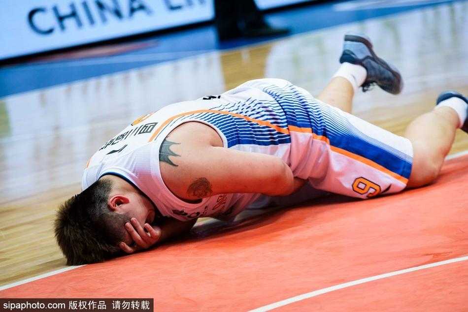 在队友和队医的搀扶下，徐煜峰缓缓起身，表情依然带着痛苦和茫然，身体重心完全依靠在搀扶者的身上。