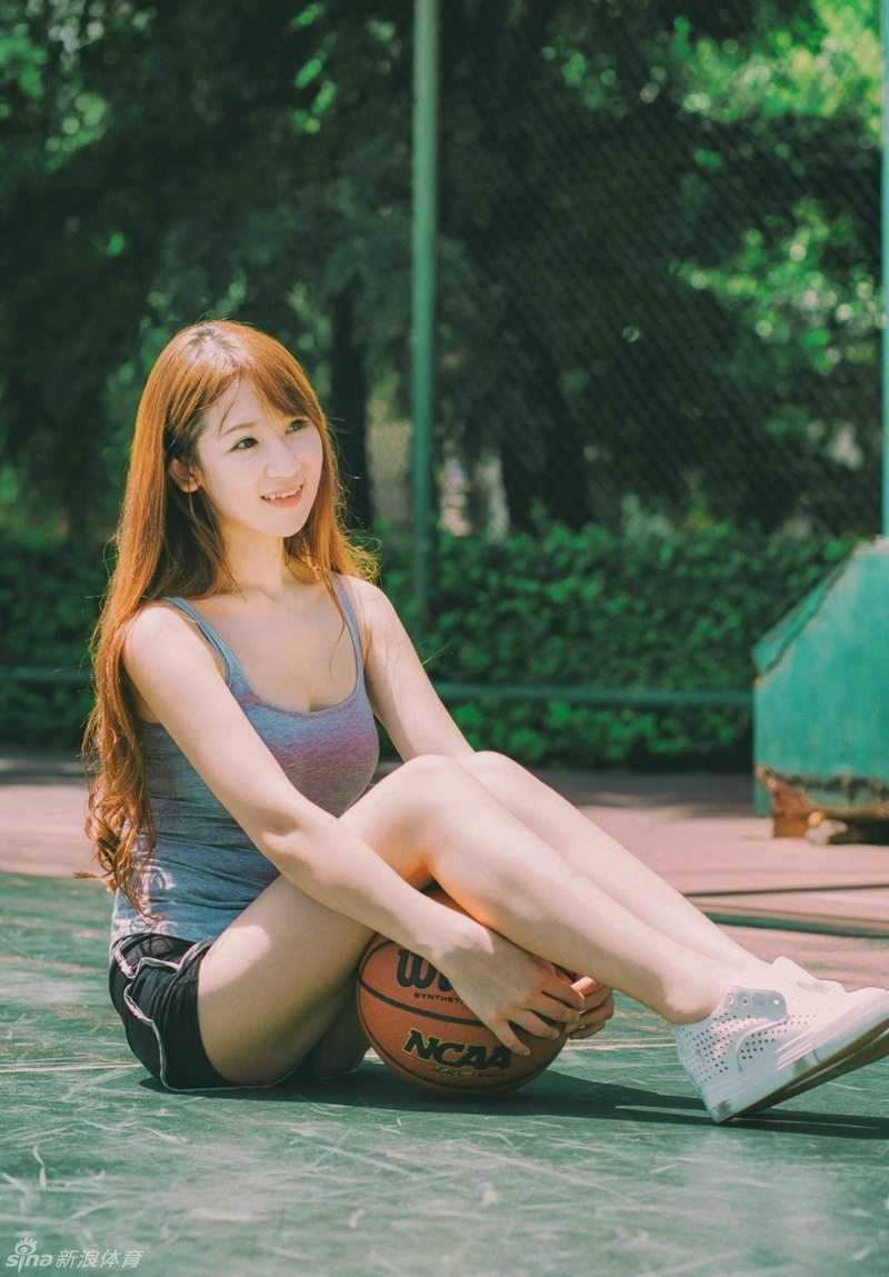 轻轻抛起篮球，身姿轻盈，仿佛与篮球共舞，球场背景虚化，只有她上扬的嘴角和篮球划出的优美弧线