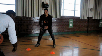 尽管汗水已浸透衣背，呼吸也变得急促，但球员依然咬紧牙关，在高抬腿的间隙精准地用脚底将球从身后拉向身前，展现出惊人的体能和顽强的意志。