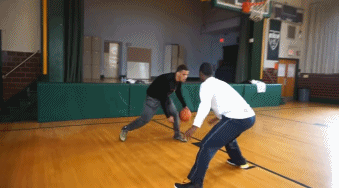 面对来势汹汹的皮球，球员没有硬接，而是顺势用脚内侧轻轻一顺，做出一个华丽的半转身，瞬间将球领到身体前方，整个过程如同四两拨千斤般轻松写意。