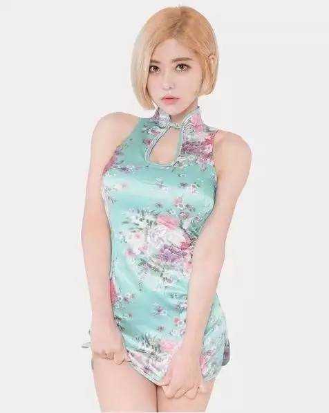 黄素熙身穿黄色与红色拼接的运动背心，皮肤白皙紧致，笑容灿烂充满活力，显得格外年轻时尚