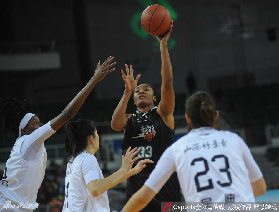 陕西队球员吴迪面对旧主毫不手软，全场飞奔寻找机会，此役她贡献了全队最高的18分。