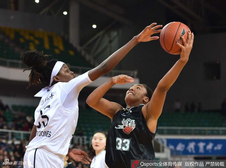 山西队核心吴迪持球面对旧主陕西队的防守，眼神坚定，突破上篮如利刃般撕开防线。