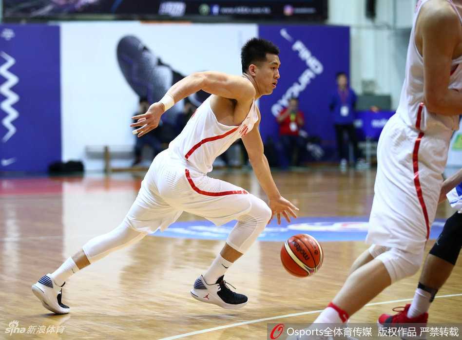 男篮核心易建联在对手内线轻松跃起，以一记势大力沉的单手劈扣终结进攻，中国香港队球员只能无奈仰望。