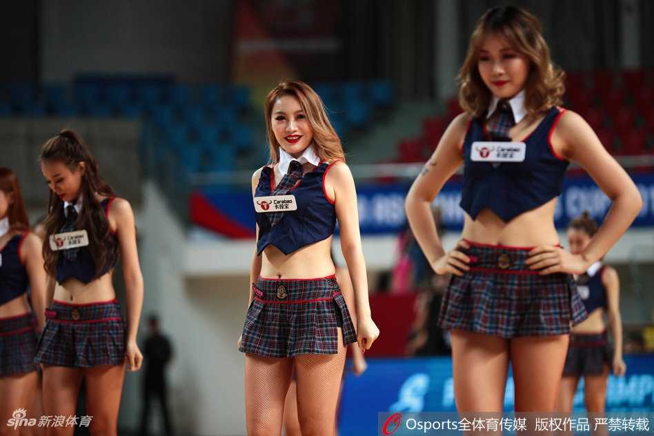 表演正酣时队员发丝飞扬，专注神情与有力动作展现啦啦操运动刚柔并济的独特魅力