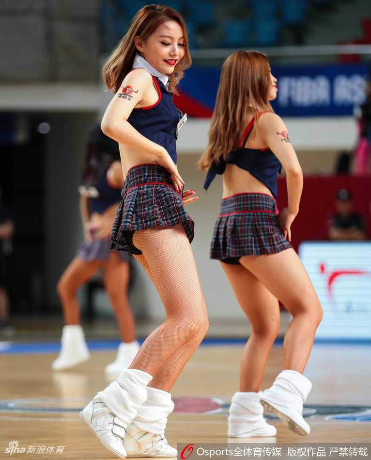 青春洋溢的炫舞团成员站成一排向观众致意，整齐动作中透出蓬勃朝气与团队默契