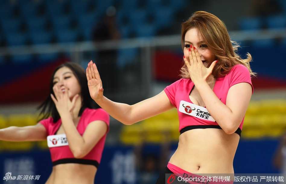 动感节奏中，炫舞团宝贝们排成一列，动作整齐划一挥洒着汗水，粉红色的身影在灯光下跃动，成为赛场内最灵动的风景线