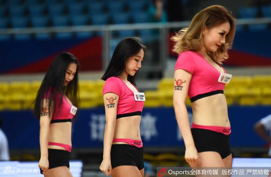 镜头特写中，这位啦啦队员的粉红色裙摆随舞步轻盈飘动，她专注的眼神和自信的微笑，完美诠释了青春的美好与专业的魅力