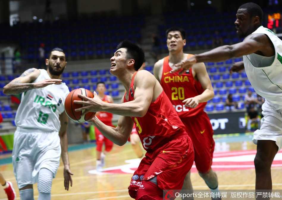 韩德君双手撑膝，目光如炬地凝视前方，即使汗如雨下，那股舍我其谁的霸气也让整个替补席为之镇定。