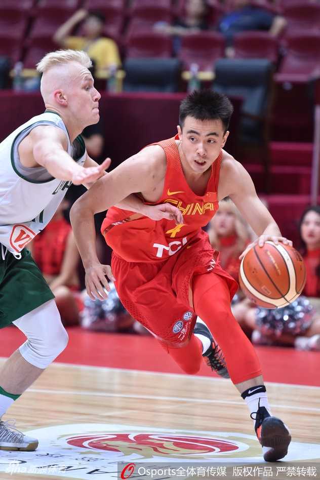 身披红色战袍的赵睿高高跃起，犹如展翅雄鹰，他手中的篮球在空中划出一道彩虹，稳稳坠入网窝，这一球让现场观众瞬间陷入沸腾。