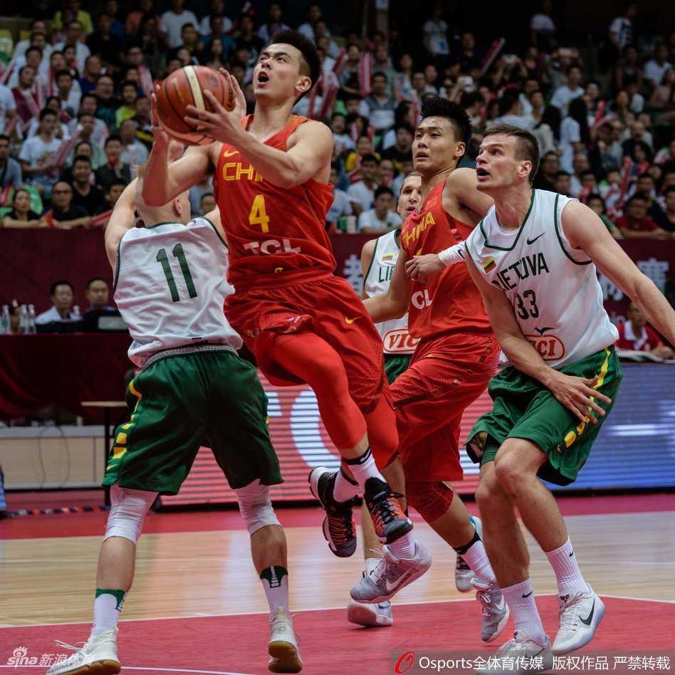 赵继伟以一记假动作晃开防守，随后如穿花蝴蝶般运球突破，他的眼神冷静而犀利，完美诠释了“球场指挥官”的沉着与智慧。