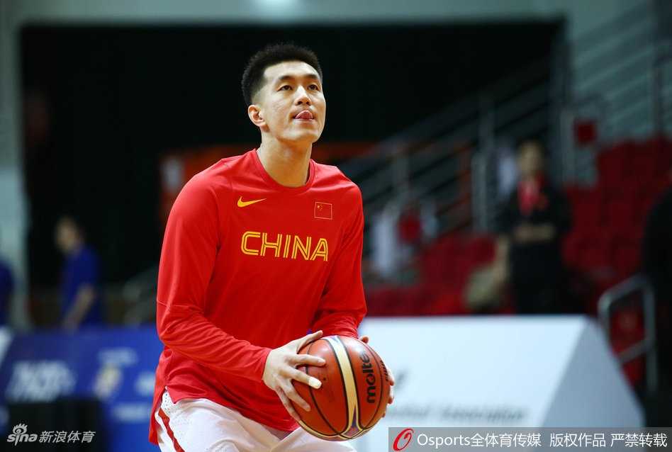 吴前持球在手蓄势待发，脚下步伐灵动调整，准备再次展现他精准的投射技艺。