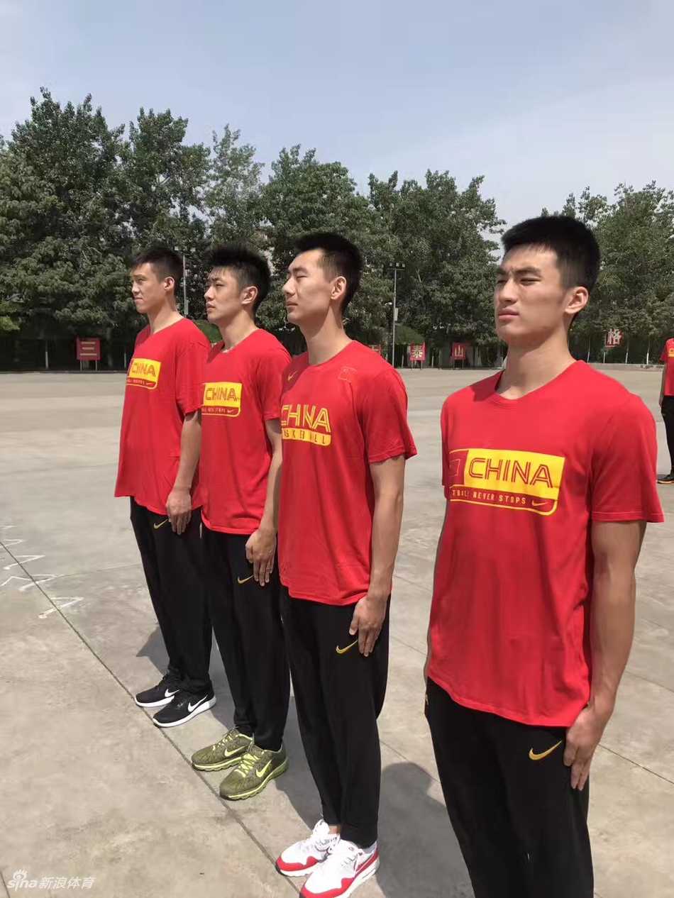 烈日炙烤着训练场，身披战袍的男篮将士们犹如一排挺拔的白杨。憨态可掬的韩德君穿着略显‘迷你’的短裤，露出结实的小麦色大腿，在队伍中格外显眼，他神情专注，任凭汗水肆意流淌，模样既可爱又让人敬佩。