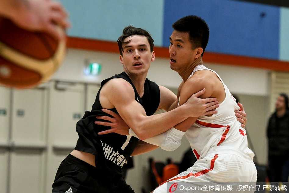 杜锋指导身披厚实羽绒服在场边神情专注，即使身着便装也难掩其对场上每一次攻防转换的敏锐洞察，双手插袋却仿佛随时要掷出战术指令。