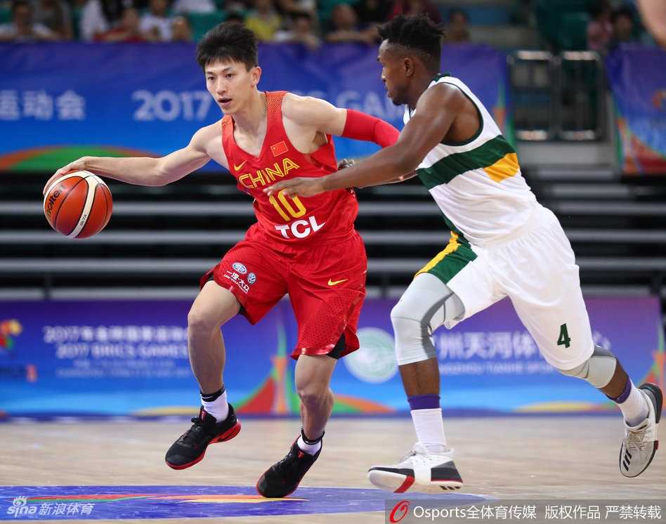 男篮蓝队对抗赛上演精彩瞬间 韩德君暴力扣篮引惊呼 刘晓宇犹如利刃般撕开对手防线,他压低重心,用灵活的变向晃过防守者,坚决地杀入禁区。