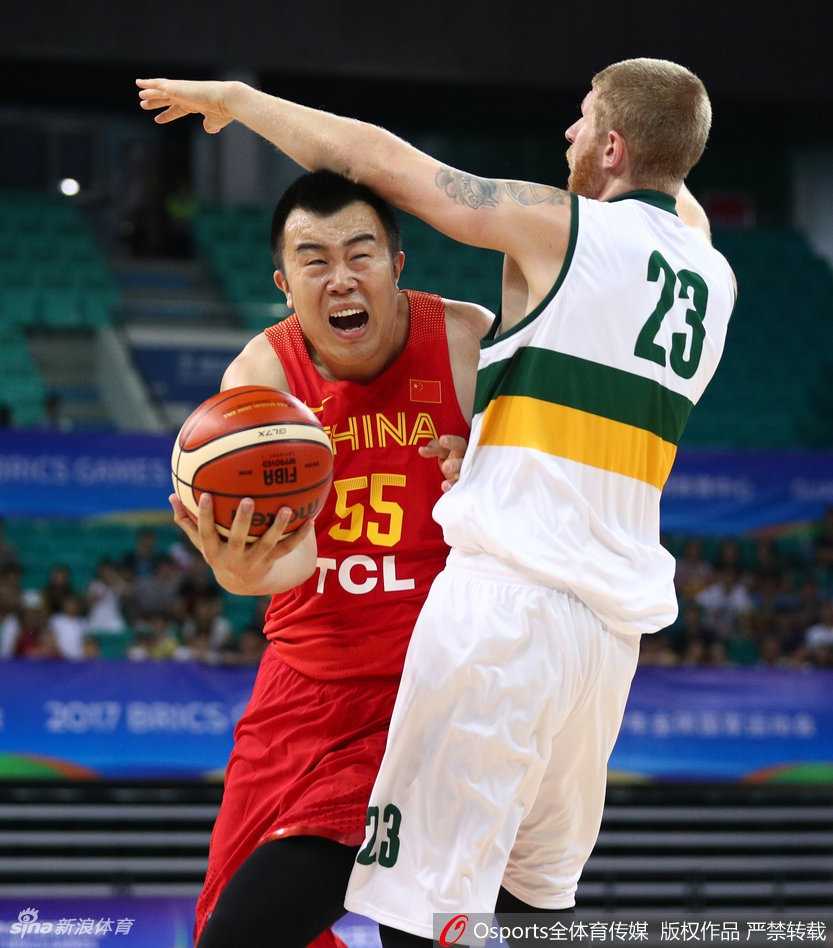 男篮蓝队对抗赛上演精彩瞬间 韩德君暴力扣篮引惊呼 李敬宇在外线觅得良机果断出手,皮球划过一道完美的弧线飞向篮筐,这是他标志性的射手本能。