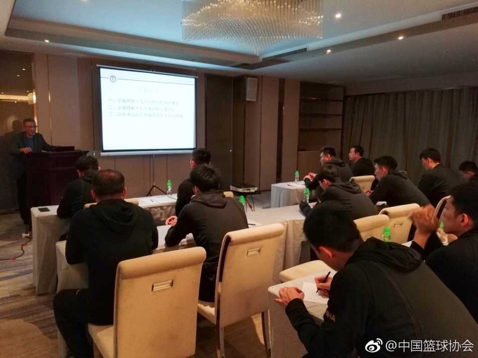 男篮蓝队课堂蓄力:将十九大精神转化为赛场使命 一名队员正在认真记笔记,笔记本上密密麻麻写满了听课心得,细节处展现了运动员对思想教育的重视