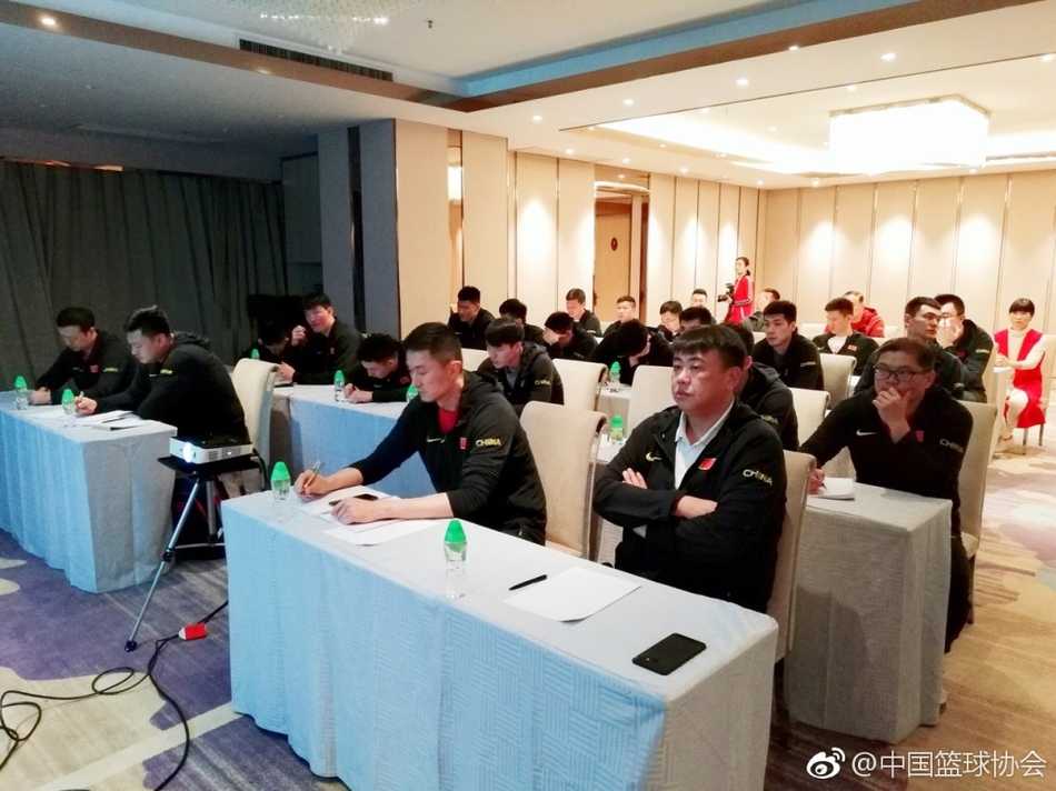 男篮蓝队课堂蓄力:将十九大精神转化为赛场使命 东莞市委党校祁建民教授站在讲台上,结合篮球运动的实际案例,为男篮蓝队的小伙子们生动开讲十九大精神