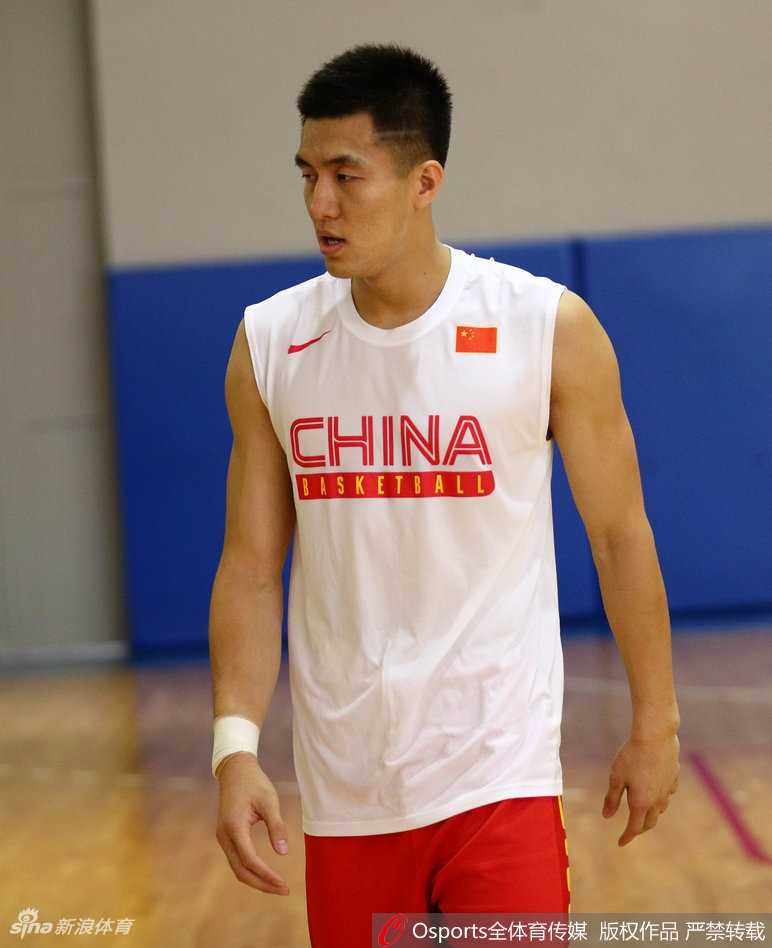 吴前在三分线外出手，手臂肌肉线条流畅而有力，篮球划出高弧线。