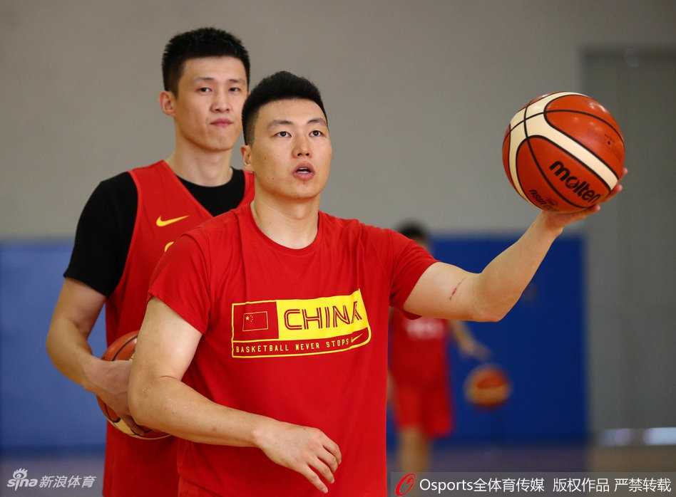 全队围拢鼓劲，粗壮的手臂交叠在一起，团结的力量穿透镜头。