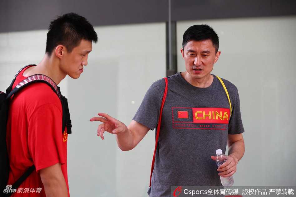 韩德君在内线要位，双臂肌肉紧绷如山，身后防守者面露难色。